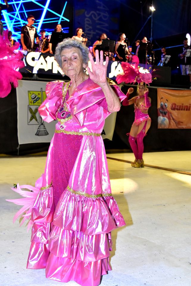Porota es una de las bailarinas que con más de 80 años no deja pasar ninguna noche de carnaval sin decir presente.