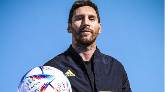 Messi posando junto a la Al Rihla, pelota oficial del Mundial de Qatar 2022