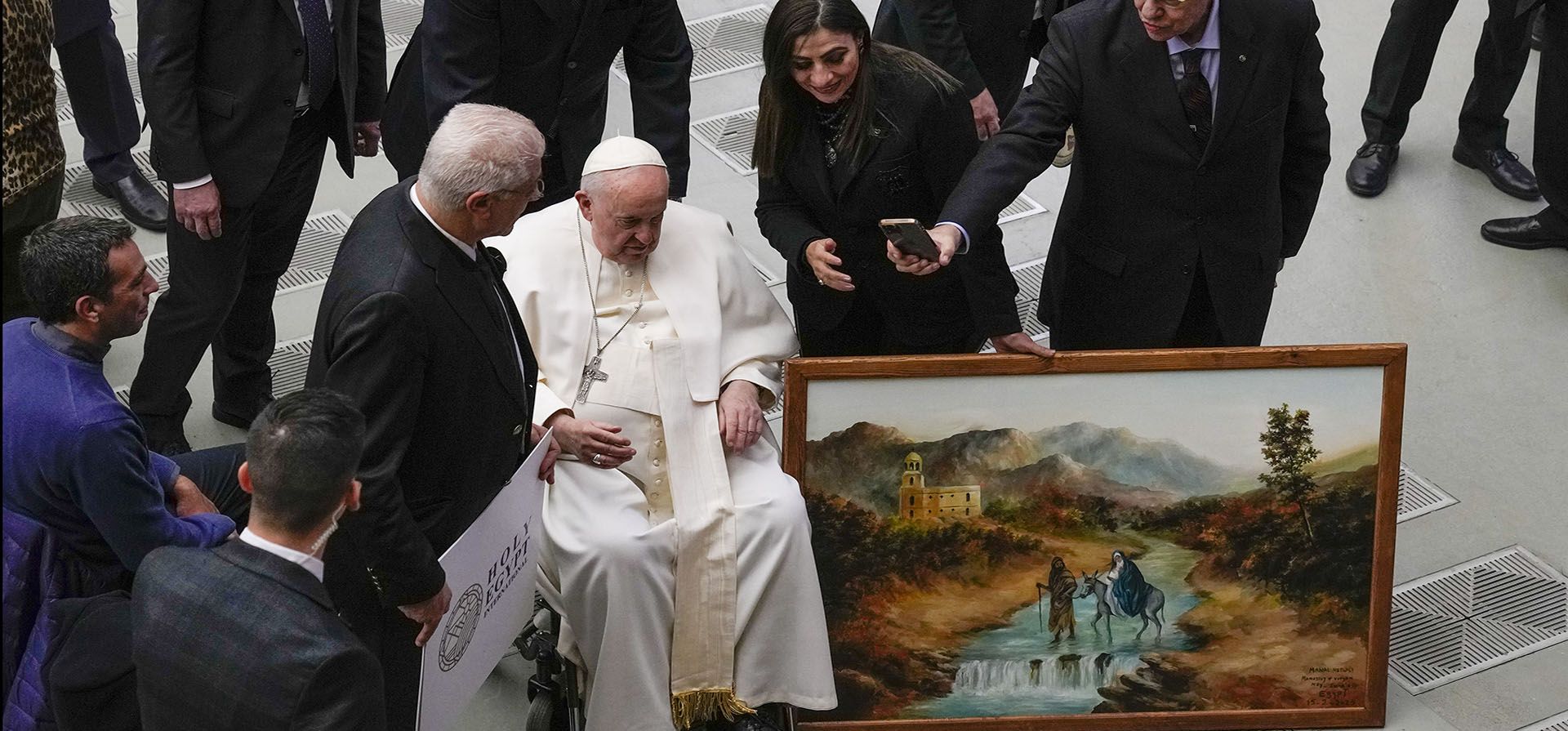 El papa Francisco recibe una pintura durante su audiencia general semanal en el salón del Papa Pablo VI en el Vaticano, el miércoles 15 de febrero de 2023. (Foto AP/Alessandra Tarantino)