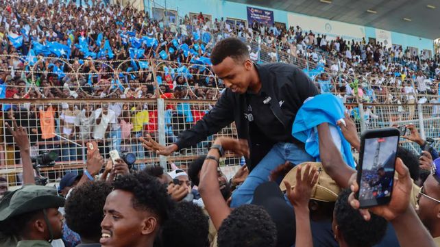 El árbitro somalí es llevado en andas mientras miles de hinchas respaldaron al joven.