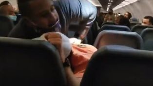 Acosó a las azafatas, agredió al personal de a bordo y terminó atado a su asiento