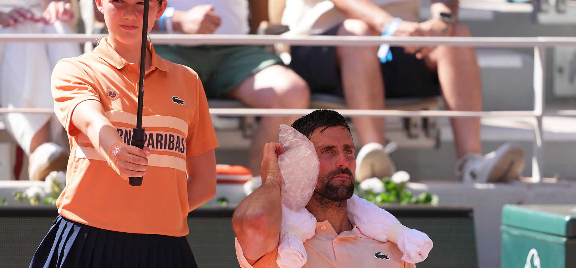 Novak Djokovic, de Serbia, se refresca con hielo durante un descanso del partido de segunda ronda de individuales masculinos de tenis contra Valentin Royer, de Francia, en el torneo de tenis Roland Garros en París, el miércoles 27 de mayo de 2026. (Foto AP/Thibault Camus) Novak Djokovic, de Serbia, se refresca con hielo durante un descanso del partido de segunda ronda de individuales masculinos de tenis contra Valentin Royer, de Francia, en el torneo de tenis Roland Garros en París, el miércoles 27 de mayo de 2026. (Foto AP/Thibault Camus)