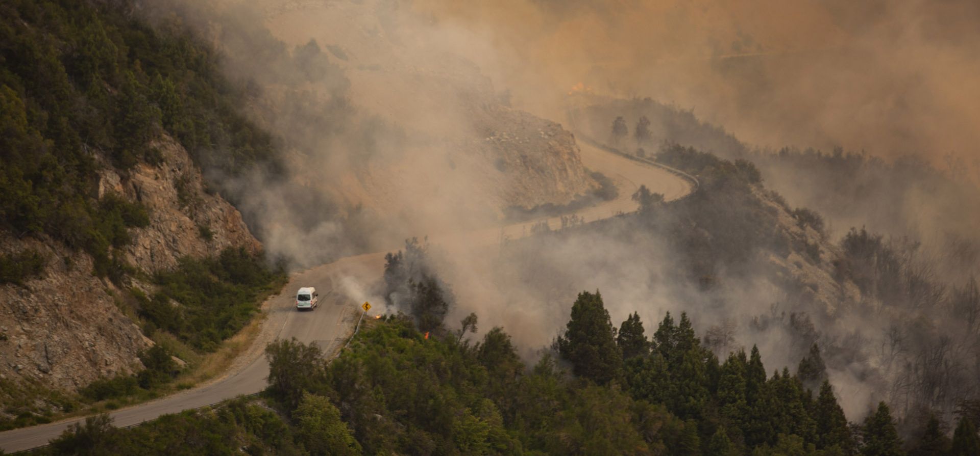 Las llamas del descontrolado incendio forestal atravesaron la Ruta 40 entre Bariloche y El Bolsón.