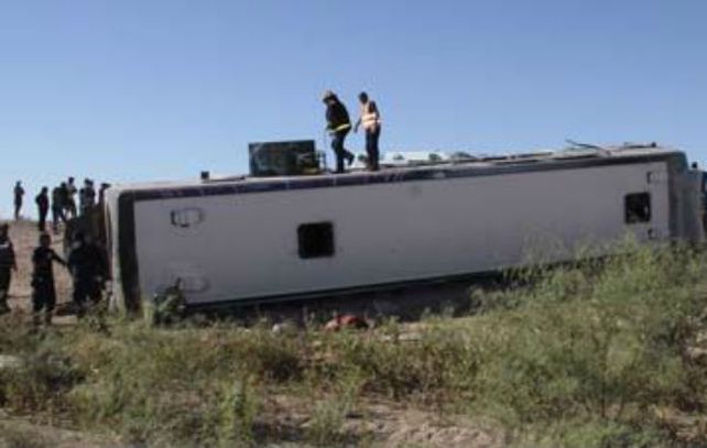 choque y vuelco. El ómnibus de Flecha Bus ayer a la mañana.