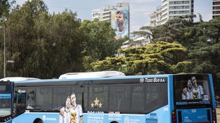 Tres estrellas. El ploteo de los nuevos coches presentados ayer viene con Messi, Di María y la copa.