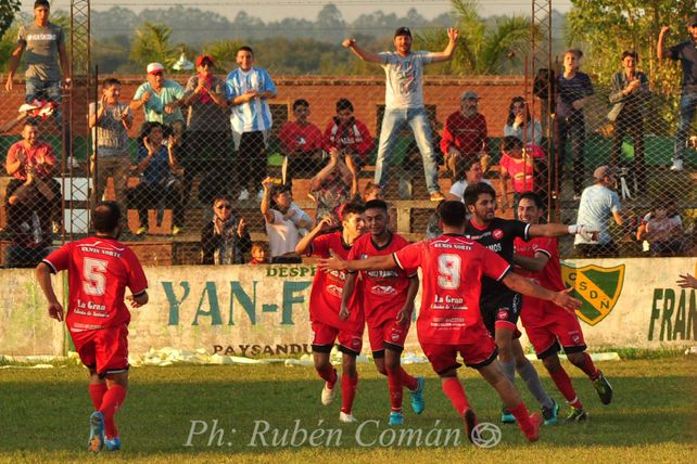 Marea roja. Salguero festeja su conquista de tiro libre