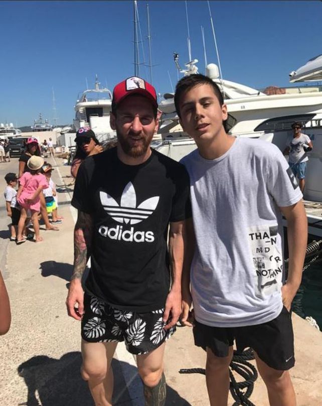 La foto de Messi  que se hizo viral por el raro aspecto de su rodilla