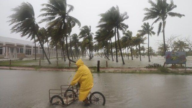 El huracán llegaría en las primeras horas del miércoles a Florida.