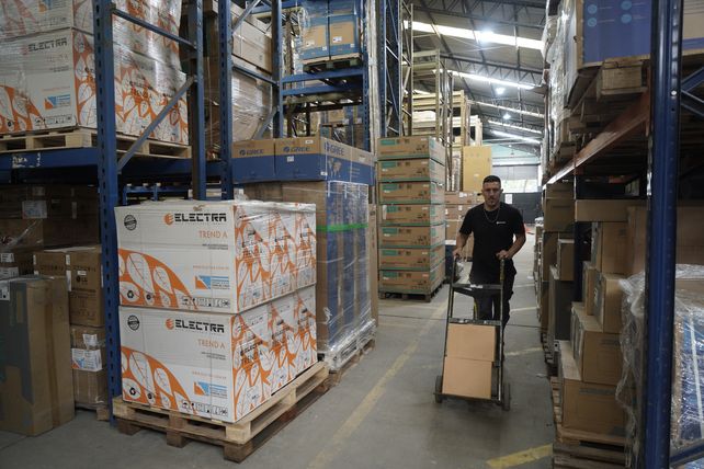 Tienen una nave, que acaban de ampliar, para poder tener el stock que necesitan para abastecer a todos sus clientes, tanto particulares como corporativos.
