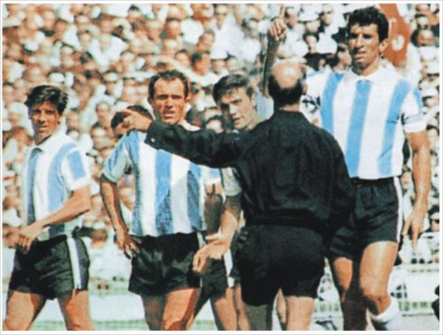 Medio siglo atrás. Rattín le reclama al árbitro mientras Perfumo y el Indio Solari observan.