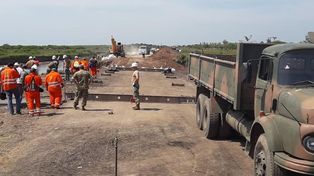 El Ejército comenzó con la instalación del puente en la Ruta N°1