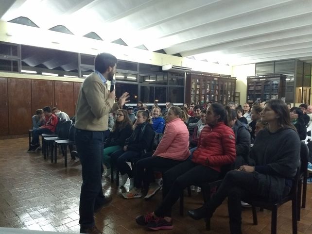 Contundente. Damián Verzeñassi disertó durante dos horas frente a niños