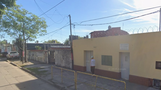 Colgaron banderas con mensajes mafiosos en dos escuelas en la zona sur