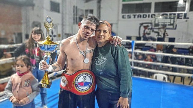Jesús Simiand junto a su familia.