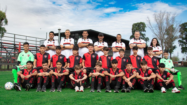 Los jugadores y el cuerpo técnico de Newell's que viajaron a Paraguay.