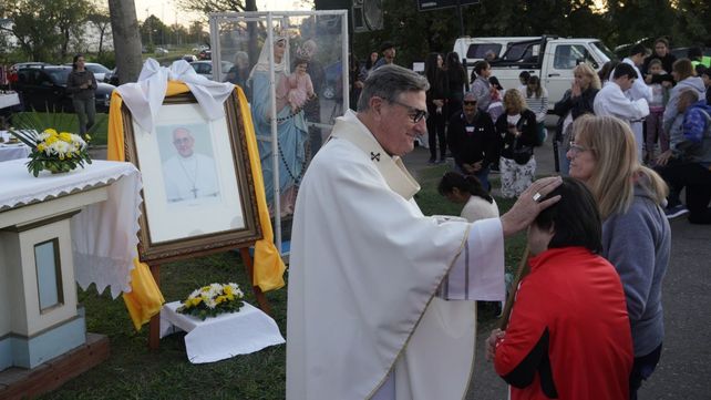Con Francisco de testigo. Monseñor Martín bendijo a los fieles en la misa por el Papa.&nbsp;