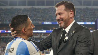Ángel Di María y Alejandro Domínguez, presidente de la Conmebol.