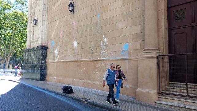 Vandalizaron la Catedral de Rosario durante la Marcha del Orgullo y dañaron su fachada restaurada