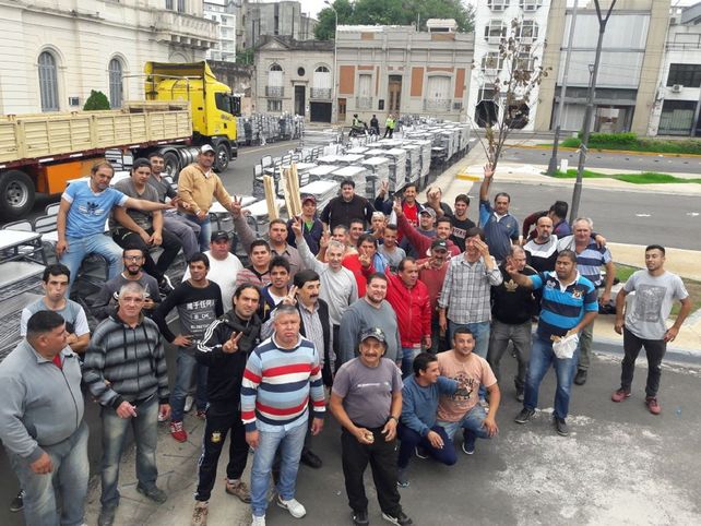 Los trabajadores estatales bajaron los bancos y las sillas.&nbsp;
