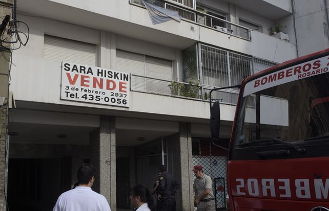 Los bomberos trabajaron a destajo para sofocar el incendio en Laprida al 900. (Foto: S. Suárez Meccia)