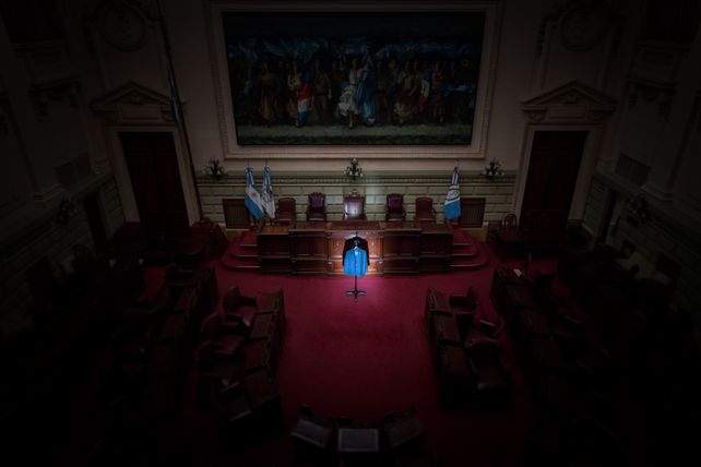 A cinco años del anuncio del aislamiento social ,preventivo y obligatorio por la llegada del  covid, homenaje a cinco trabajadores fallecidos por covid. un homenaje singular en clave colectiva a quienes no pudieron detener su labor.  El saco de  Miguel Lifschitz  en la legislatura santafesina