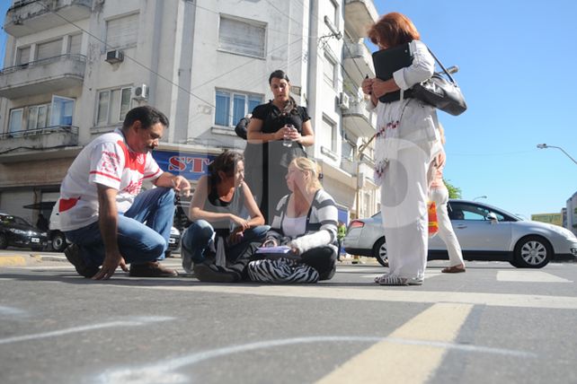 La mamá de Daiana Ruiz pide justicia sentada en el medio de la calle