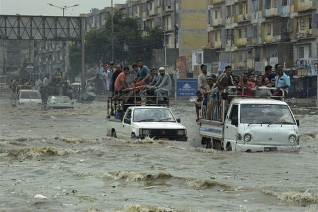 evacuación. Pobladores de la ciudad de Karachi