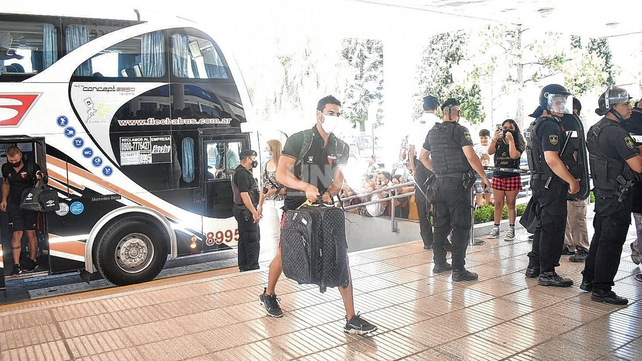 Colón se va a Paraná para esperar el cotejo con Argentinos