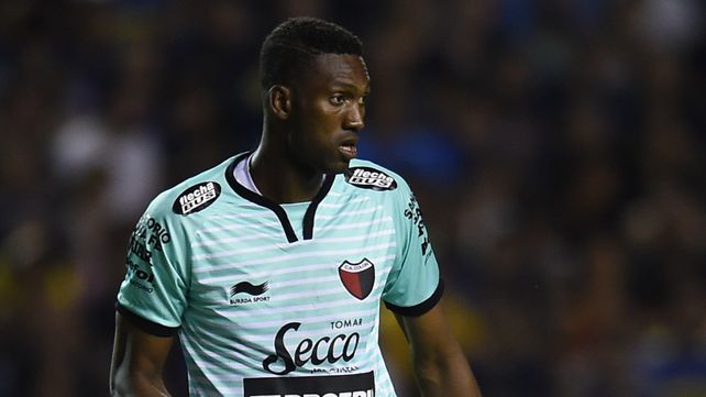 Alexander Domínguez se acerca a Vélez