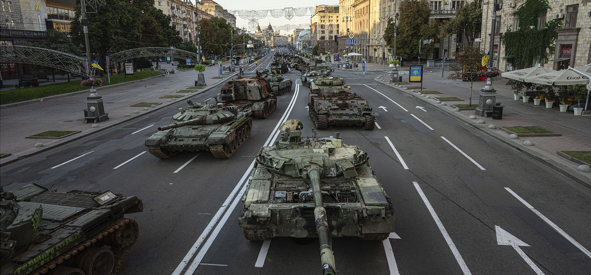 Una vista de los vehículos militares rusos destruidos instalados en el centro de Kyiv, Ucrania, el miércoles 24 de agosto de 2022. Las autoridades de Kyiv prohibieron las reuniones masivas en la capital hasta el jueves por temor a los ataques con misiles rusos, el día que celebra su Día de la Independencia.