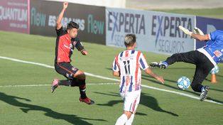 El gol rojinegro. Palacios define ante el esfuerzo del arquero de Peñarol.