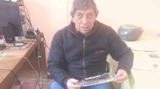 Un concejal le regaló los zapatos a un joven que no tenía y se volvió descalzo a su casa
