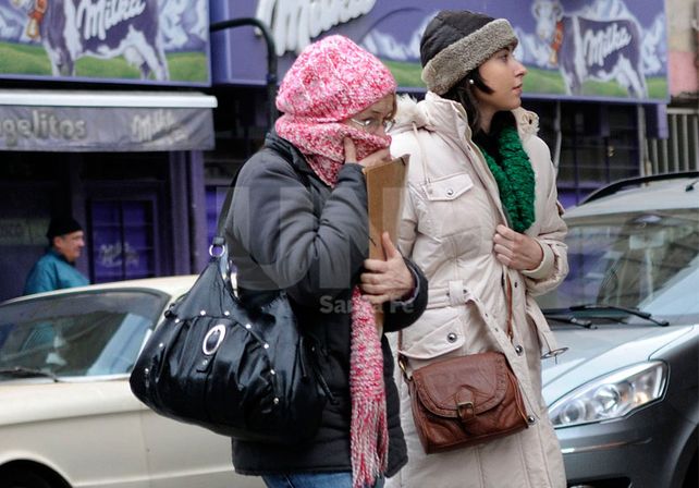 Vestimenta adecuada. Es uno de los pasos preventivos fundamentales para salir a la calle./ Juan M. Baialardo.