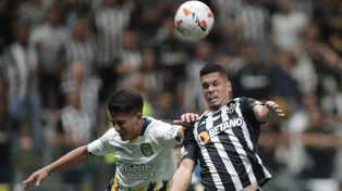 Kevin Ortiz se esfuerza al máximo en el salto, en el intento de despejar ante la embestida de Hulk.