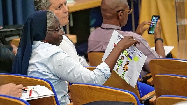 Los dibujos. De los niños de la Infancia y Adolescencia Misionera de Argentina se mostraron en la asamblea para luego ser compartidos en los centros de refugiados de Polonia.