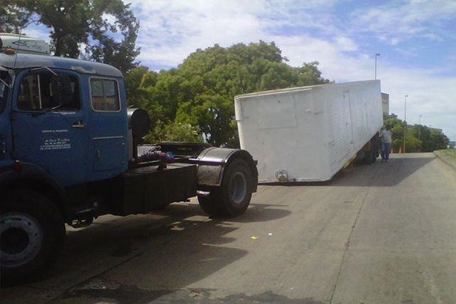 Un camión perdió su acoplado en la Avenida Mar Argentino