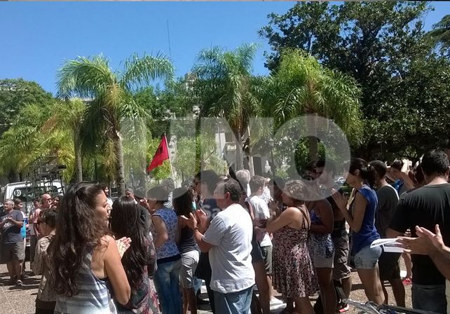 Vecinos de la Costa llegaron en caravana a Casa de Gobierno para reclamar por mejoras