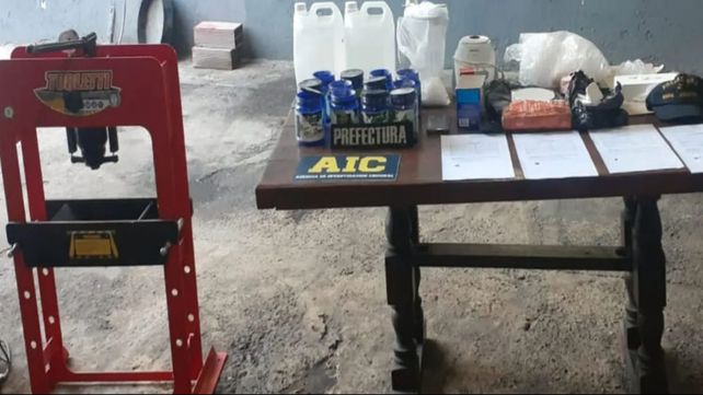 Una prensa hidráulica y sustancias para estirar cocaína. Todo estaba en el lavadero de Cassanello al 2.500 de Santa Fe.