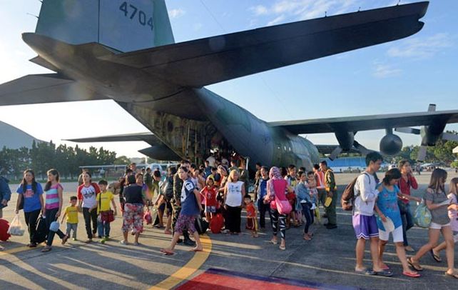 Evacuación. Miles de filipinos tratan de salir del desastre en los pocos vuelos de auxilio disponibles.