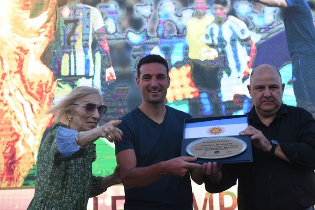 Su maestra de la primaria y el jefe comunal de Pujato le entregaron una placa recordatoria. 