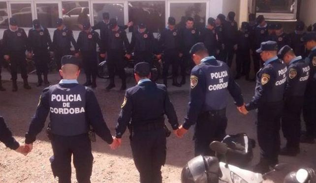 Una foto de policías rezando antes de salir a patrullar que se viralizó en las redes