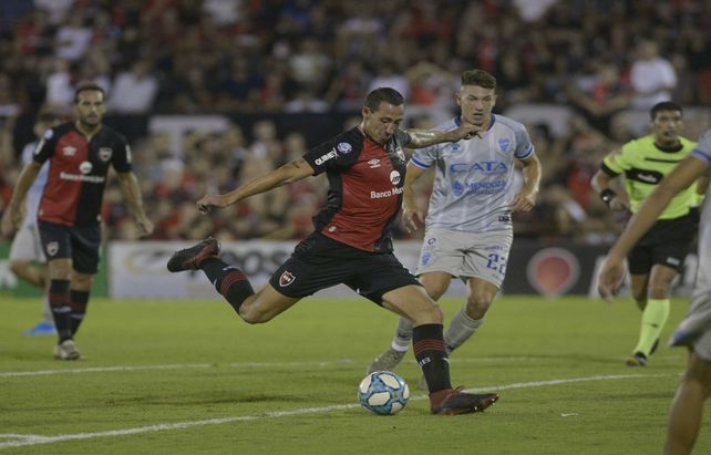 Al ataque. Lema intenta sacar un remate . El zaguero se fue a jugar arriba con la lepra en desventaja.&nbsp;