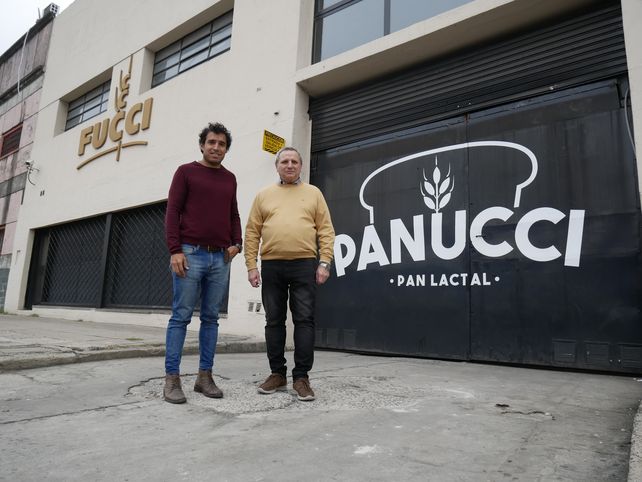 Lucas Fucci junto a su padre Rubén en la panificadora de zona sur.