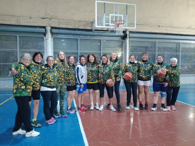 Las jugadoras de Suricatas preparadas para el torneo de Maxibásquet.