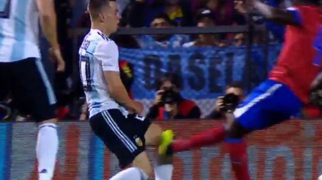 Lo Celso recibió una falta criminal y todos se asustaron