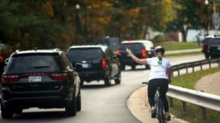 Hizo un gesto obsceno a la comitiva de Trump, la foto se viralizó y la despidieron
