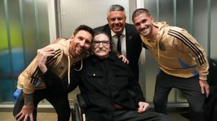 Charly García fue a ver a la Selección y después del partido se sacó una foto con Messi, De Paul y Chiqui Tapia