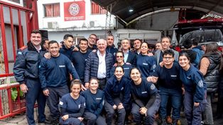 Bomberos y funcionarios, durante el acto de cesión del terreno.