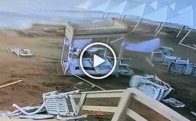 Las imágenes de los destrozos en un balneario de Pinamar por el fuerte temporal.&nbsp;