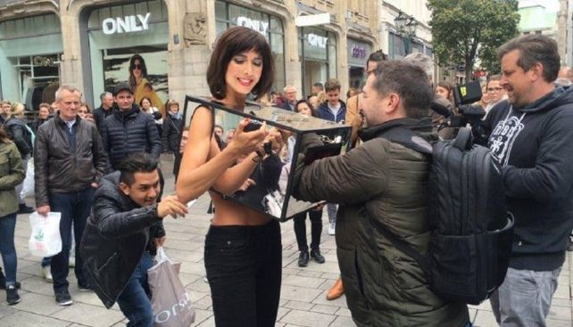 Detienen a artista que permitía que desconocidos le toquen los pechos y los genitales